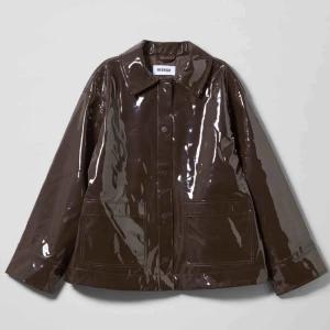  - Säljer min snygga jacka från Weekday! Använd endast två gånger så är i ett väldigt fint skick. Perfekt i alla väder, speciellt regn då den går att styla med tjocka och tunna tröjor under. 🤩 frakt tillkommer 