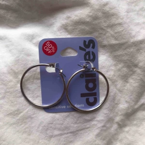  - Mellanstora silvriga hoops från claires. Aldrig använda. Frakt 11kr