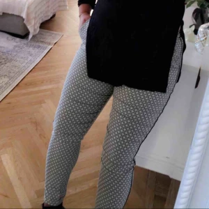  - Mönstrade byxor med en ankel längd svart liten skin rand på sidorna