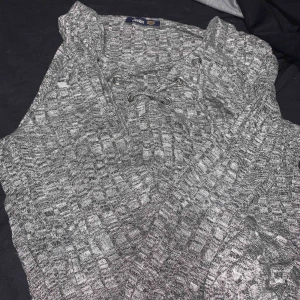  - Tröja med snörning, jätte fint skick, använd med syns verkligen inte!   100kr ink. Frakt 50kr
