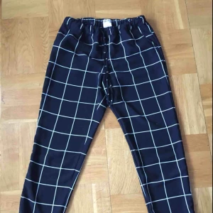  - Svarta och vita rutiga byxor!  Passar från XS-M beroende på hur man vill att de ska sitta. Säljer pga av att de inte riktigt var för mig.