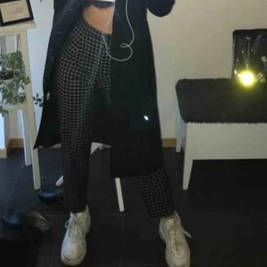  - rkt snygga rutiga byxor i rak modell från monki. sitter ursnyggt med tajt midja osv. endast använda 1 gång, på bilden. frakt tillkommer. 