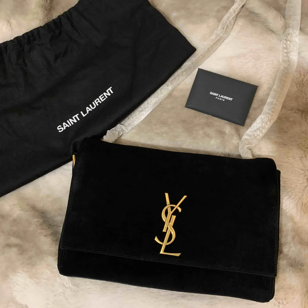 SAINT LAURENT KATE REVERSIBLE in smooth leather and suede, two-in-one bag, as shown. Purchased at Harrods in 2019. More pictures, details, info will be provided to serious buyers. Great condition. Originally retails for 16.500 SEK. SERIOUS BUYERS ONLY. Väskor.