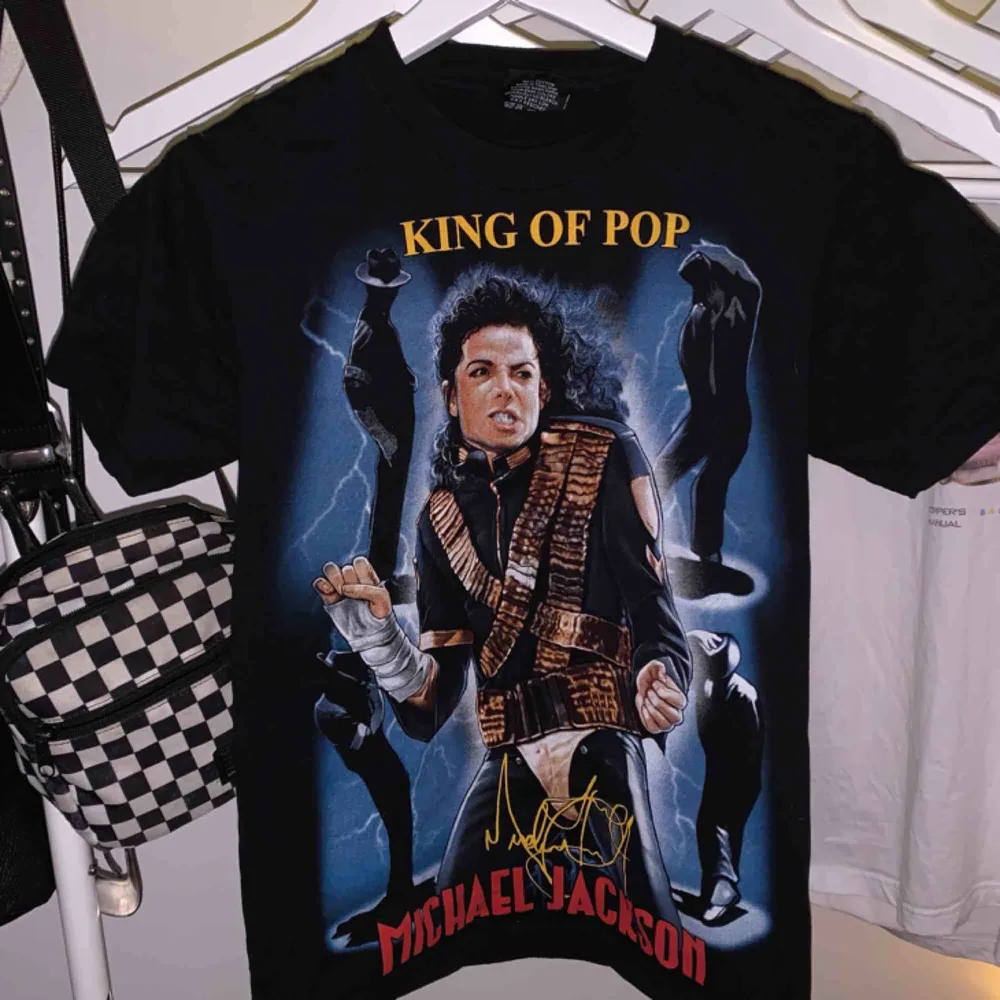 Michael Jackson tröja i stl S, men liten så passar en xs mer. Bra men använt skick. Frakt ingår i priset på 100 kr. . T-shirts.