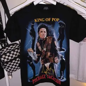 Michael Jackson tröja i stl S, men liten så passar en xs mer. Bra men använt skick. Frakt ingår i priset på 100 kr. 