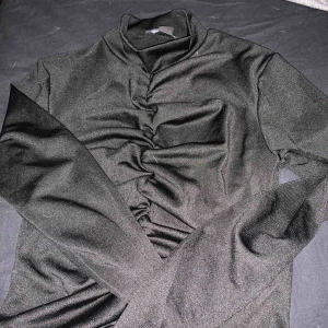  - Skitsnygg magtröja från new yorker! Sitter tight och formar sin snyggt! Aldrig använd!  150kr ink. Frakt 50kr