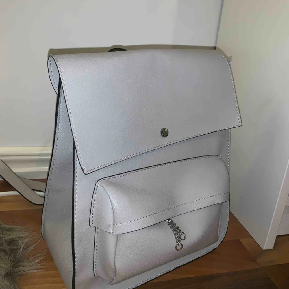 Fin ljusgrå ryggsäck från Zara! Använd sparsamt, därför i väldigt gott skick. Väldigt rymlig men ser ändå inte för stor ut på ryggen. Kan mötas upp i Växjö annars står köparen för frakten 💖. Väskor.