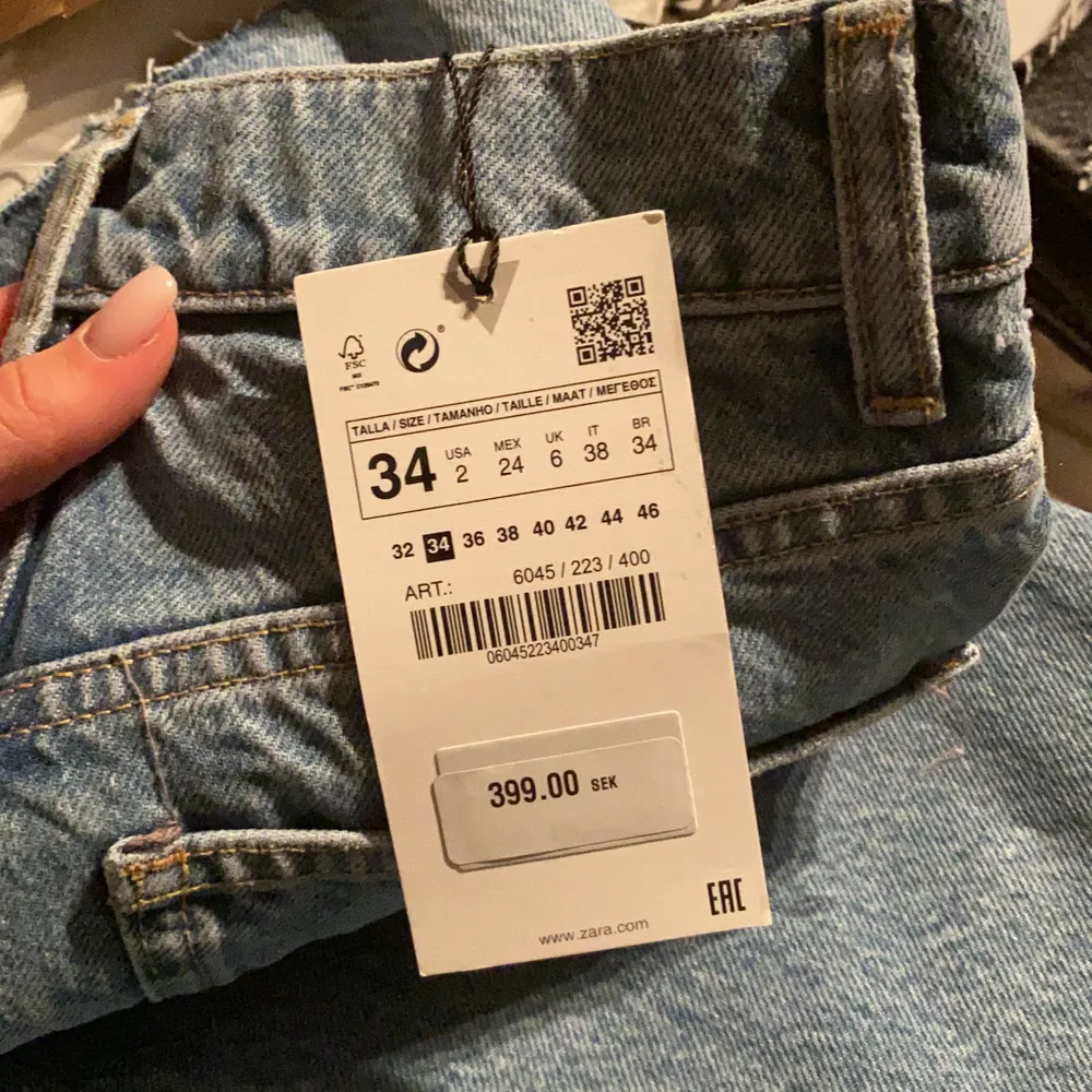 Assnygga jeans från ZARA storlek 34. Tyvärr för små för mig... . Jeans & Byxor.