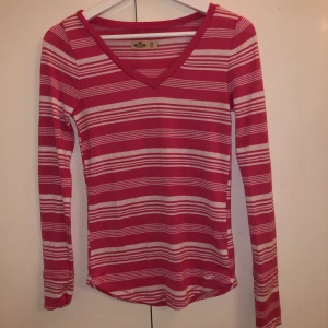 Randning långärmadtröja  - Randning långärmad tröja från Hollister. Storlek XS. Kunden står för frakten 🤍💗🤍💗 Aldrig använd 