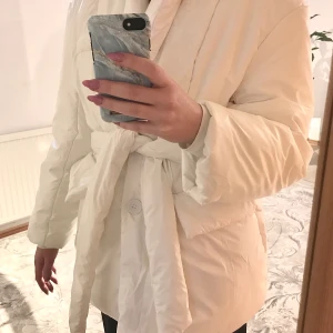 Vinterjacka - Snygg vit jacka som passar jättebra som vinterjacka, aldrig använd. Köpt från shein, men ångrar köpet då jag inte tycker den passar mig.  Jackan har inga fickor och bältet var sönder när jag fick hem jackan.  Storlek 38 men passar även 40.  Nypris 349:- Köparen står för frakt (95:-, spårbar) 💖