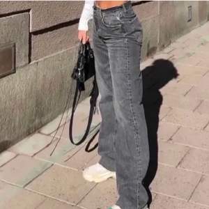 Gråa zara jeans storlek 40. Är 1.70 cm och dom är bra i längden för mig. Vida ben och avklippta i benen. 