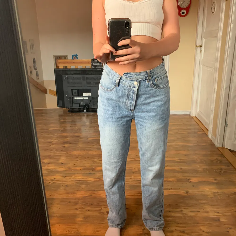 Säljer dessa skitsnygga jeans ifrån princess polly i 38, längd är oklar men jag är ca 170 cm lång som referens! Passar verkligen till allt men har fler liknande så därför säljer jag dessa, 200kr + frakt men kan även bli budgivning🦋🦋. Jeans & Byxor.