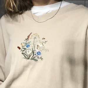 Beige tröja - Beige tröja köpt second hand, avklippt längst ner 