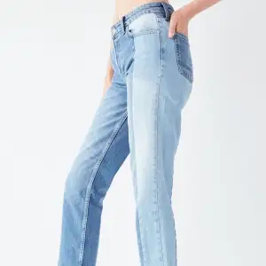 Jeans från Urban Oufitters modell Jessye ✨ De har rippade kanter längs ner och knappgylf. Mycket bra skick !!! 💗
