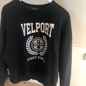 Pull&bear sweater - Mörkblå sweater från Pull&bear! Storlek M men skulle säga att den är lite liten i storleken. På några av bokstäverna har lite vit färg nötts bort  (bild 2) och finns en jätteliten rosa prick på en bokstav (bild 3) men syns knappt. Annars fint skick!