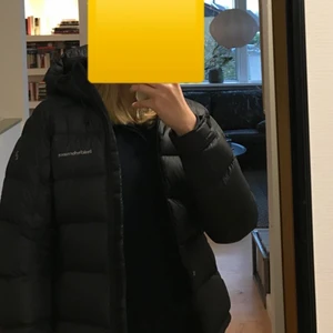 Peak Performance Frost Down Jacket  - En jätteskön svart peak jacka i storlek S. Den är köpt i början av året men inte använd super mycket. Den är i väldigt fint skick. Den är varm och skön nu till vintern!                                                              Köpte den för 3100 men säljer nu den för 2200!           Frakt ingår😊