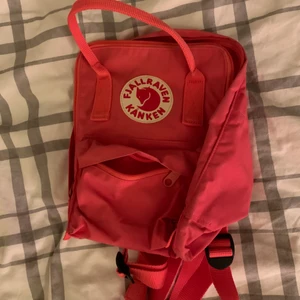 Mini fjällräven💓 - Säljer min väldigt sparsamt använda mini fjällräven i en superfin korall färg! Det finns inga skavanker, dock finns mitt namn skrivet på en etikett på insidan men det är inget som syns! Köpt för 899kr