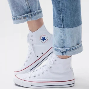 Converse vita - Trendiga och snygga converse. De är endast använda en gång pga köpte två par. De är i original modellen, höga vita.💓💓💓 högsta bud 300