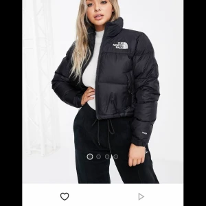North Face - Intressekoll på min croppade north face jacka i storlek S🥰 nyskick Bud startar på 2000kr +frakt 63kr (köpt för 2800kr)  Bud just nu: 2250kr budgivning avslutas på söndag öka med minst 50kr🥰🥰