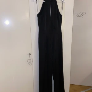 Bodysuit svart - Säljer min jättefina bodysuit från Gina Tricot. Endast använd vid 2 tillfällen och provad några gånger så i fint skick! Säljer pga den är för kort i benen på mig :( säljer denna för 140kr (FRAKT INGÅR). Fler bilder går att få om man är intresserad :) 