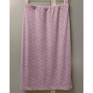 Lila kjol med blommor - Vintage men bra skick, har inte storlek men ca 36/38, resår i midjan, slutar nedanför knäna (jag är 165 cm) ✨