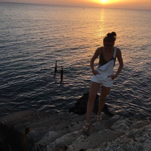 Vit byxdress från HM i strl S - Säljer denna fina jumpsuit i jeans material då den är för liten nu, använd ett fåtal gånger!💗 Frakt tillkommer 