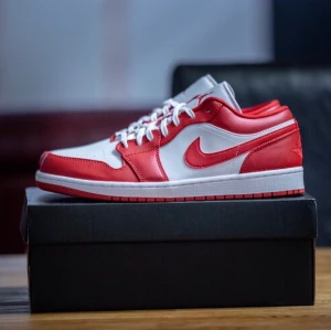 Air Jordan 1 low Gym Red/White - Helt nya. Storlek 44.5. Gratis frakt