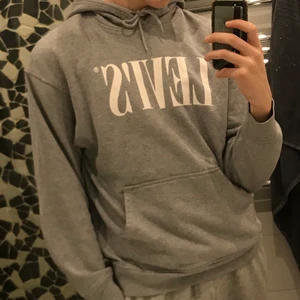 Levis hoodie - Storlek M, as skön hoodie. Används 2 gånger Säljer för den är för stor