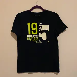 Tommy Hilfiger t-shirt stl 164, aldrig använt, skick: ny, färg: mörkblå