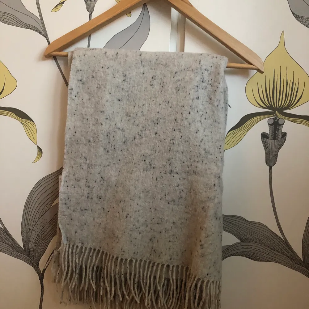 Halsduk från Wera Storlek: OneSize Material:  100% Ull Inköpt på Åhléns i Göteborg. Skick: Jättebra.  Mitt pris: 250kr inklusive fraktkostnad. . Accessoarer.