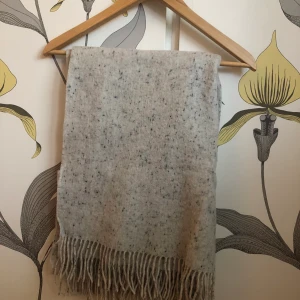 Halsduk Från WERA - Halsduk från Wera Storlek: OneSize Material:  100% Ull Inköpt på Åhléns i Göteborg. Skick: Jättebra.  Mitt pris: 250kr inklusive fraktkostnad. 