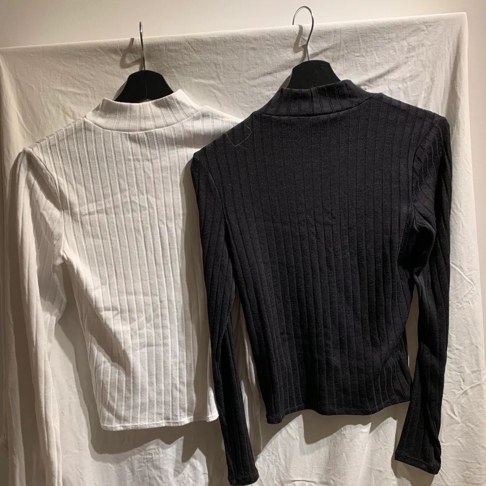 En svart och en vit tröja med urringning i Stl S.  Tröjorna är tunna och anses vara normal passform. endast använd få gånger och är i bra skick. Säljs då dom inte används. Tröjor & Koftor.