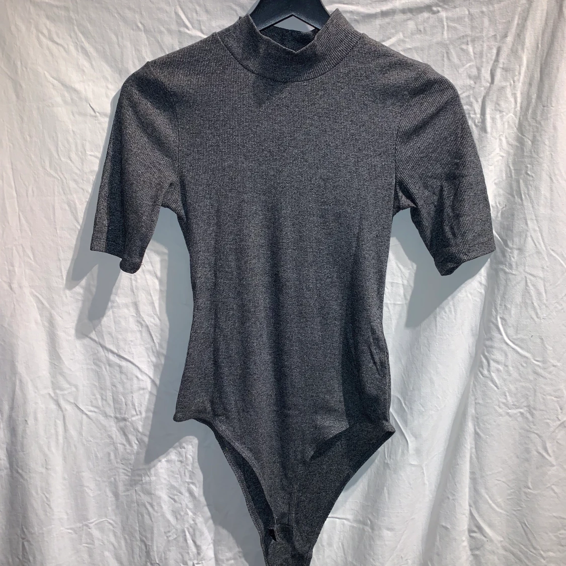 Grå turtleneck body