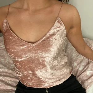 Rosa topp - Så fin som ny. Passar även M. Köp fler plagg så blir din frakt billigare!  