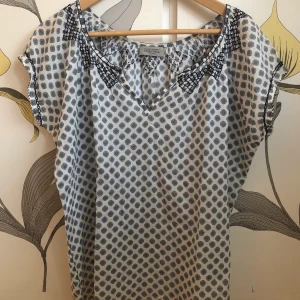 Blus från Hunkydory - Blus från Hunkydory  Storlek: S Material: 100% Bomull Inköpt på Design Only i Göteborg. Skick: Som ny. Mitt Pris: 300kr inklusive frakt. 