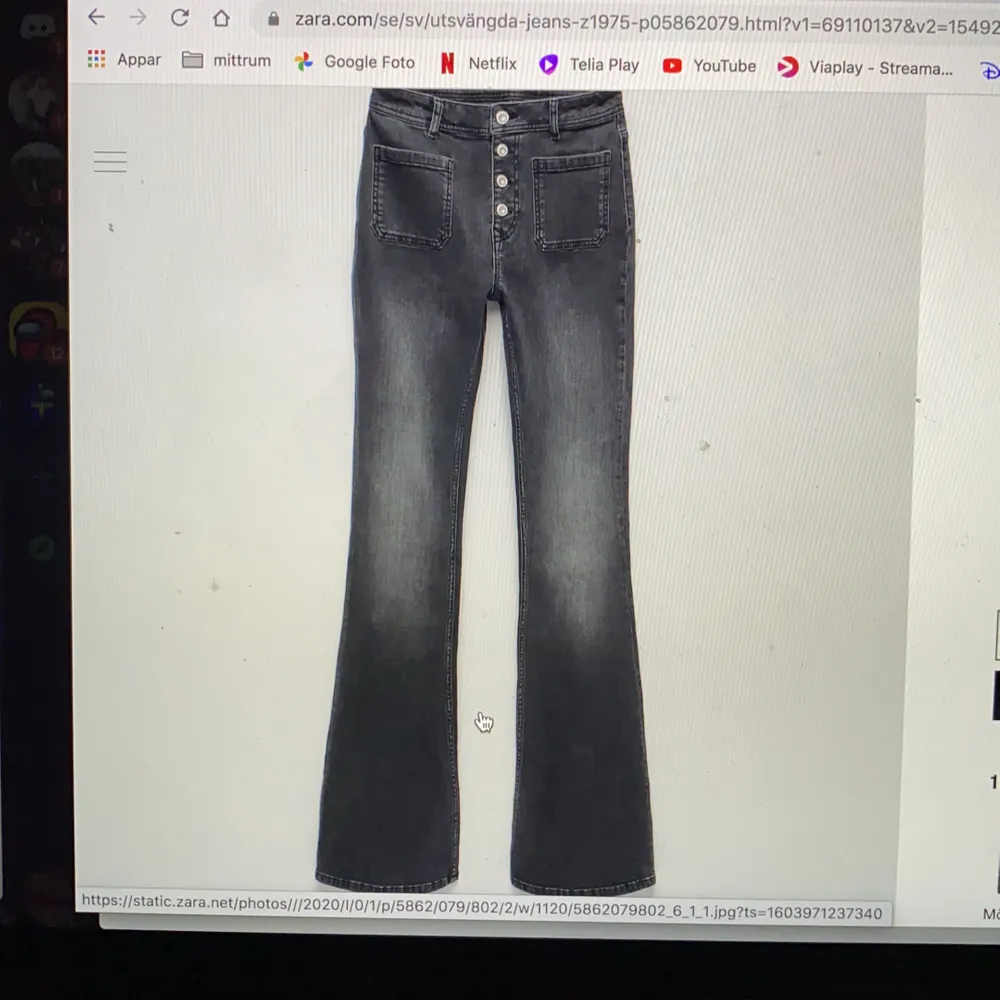 Jätte coola oandvända jeans från zara! Säljer dessa då de är lite tajta på mig. Storlek 36 men kan vara lite tajta kring låren beroende på kroppstyp. Är mörkare än vad andra bilden visar. Nypris :360kr mitt pris: 150. Jeans & Byxor.