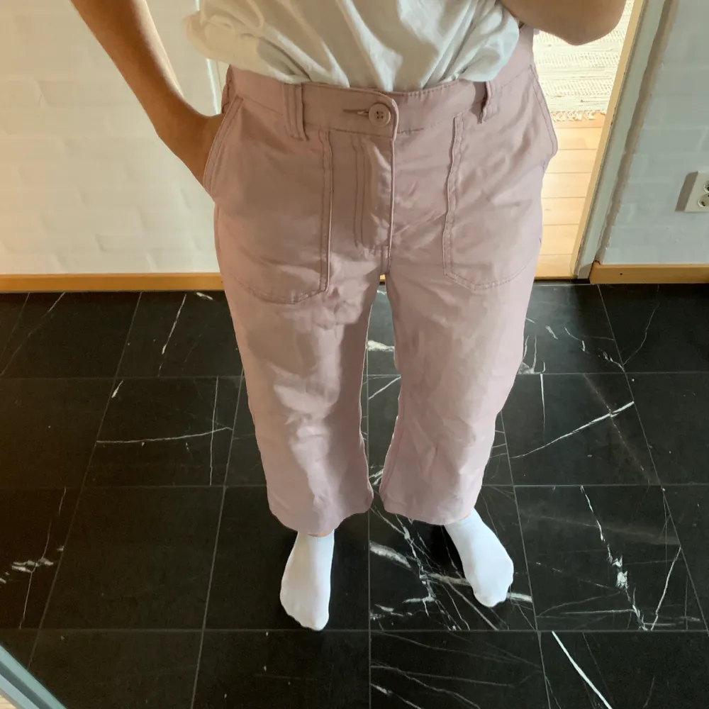 Nu säljer jag mina väldigt fina rosa & vida jeans från Carlings. Köpta nu i sommar men kommer tyvärr inte till användning längre. Frakt tillkommer!🥰💓. Jeans & Byxor.