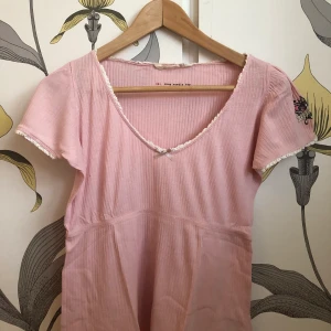 T-shirt från Odd Molly - T-shirt från Odd Molly  Storlek: 0, Motsvarar en XS/S Material:  100% Ekologisk Bomull Inköpt på Odd Molly i Frölunda torg. Skick: Som ny. Mitt pris: 200kr inklusive frakt. För en 200 - 300 för båda.