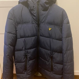 Lyle&Scott vinterjacka - Hej! Säljer nu min vinterjacka från märket lyle & scott, ganska sparsamt använd. Nypris ca 1500kr. Priset går att diskutera