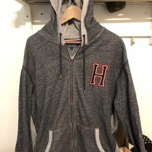 Tommy Hilfiger hoodie 2XB/4XL - Tommy Hilfiger hoodie 2XB/4XL. I princip oanvänd 9/10 i skick. Vid köp av flera varor går priset att diskutera. Köpare för står frakten (PostNord skicka lätt 63kr upp till 1kg). För mer detaljer, skriv. 