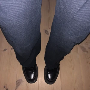 Randiga kostymbyxor - Fina och bekväma kostymbyxor från H&M. Raka och lådmidjade i modellen 💅