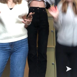 Nakd jeans! - Säljer dessa svarta vida Nakd jeans. Säljs pga kommer ej till användning 🥰 stl 34! Dom anpassssr sig exakt till ens midja! ✨