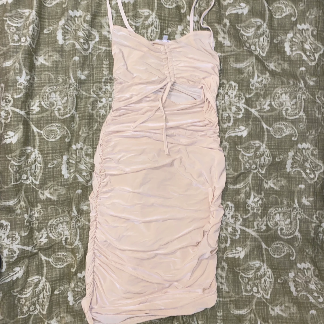 Kort beige slinky klänning stl 40 - 91