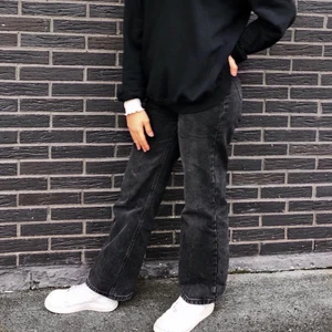 stentvättade byxor - superfina stentvättade byxor från asos i storlek 24/32 kommer inte till användning så det är därför jag säljer dem. köparen står för frakt 🤍