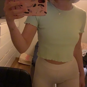 Pull&bear top - Superfin ny mintgrön topp från pull&bear i strl M, dock liten i strl skulle passa allt mellan xs-m, frakt ingår ej💛💫