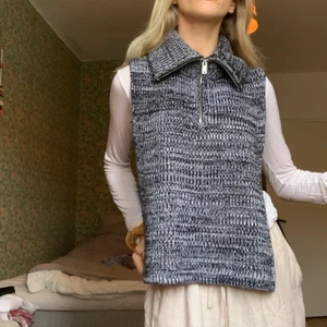 COS väst  - Säljer min älskade väst från COS. Sitter inte fast på sidorna, sp egentligen är det mer av er ”krage” men ser ut som en väst. Relativt tjockt material. Mjuk och skön, sticks ej. 