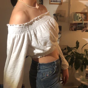 Söt somrig topp - Säljer denna söta vita toppen då jag tyvärr aldrig använder den längre:(  Frakt tillkommer, annars möte i växjö eller älmhult.