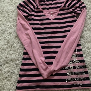 Y2k tröja typ!! - Aaas fin tröja, köpt secondhand från barnavdelningen me as coolt tryck! 😍😍 älskar men kmr ej t använding tyvärr. Bud 95kr EXKL frakt 