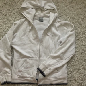 As söt Nike zip! - Zip up hoodie från Nike. Köpt second hand men från barnavdelningen tror ja men passar xs/s/ liten m😁