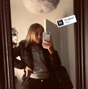 Champion jacka  - Hej! Säljer min champion jacka Äkta Köpte av en på tise för typ 400kr tror jag Dragkedjan har hoppat Men Det är lätt o fixa Pgr av dragkedjan hoppat så säljer jag den för 100-200kr beror på vad ni kan betala Frakten tar vi på dm (det är en dunjacka) st:S